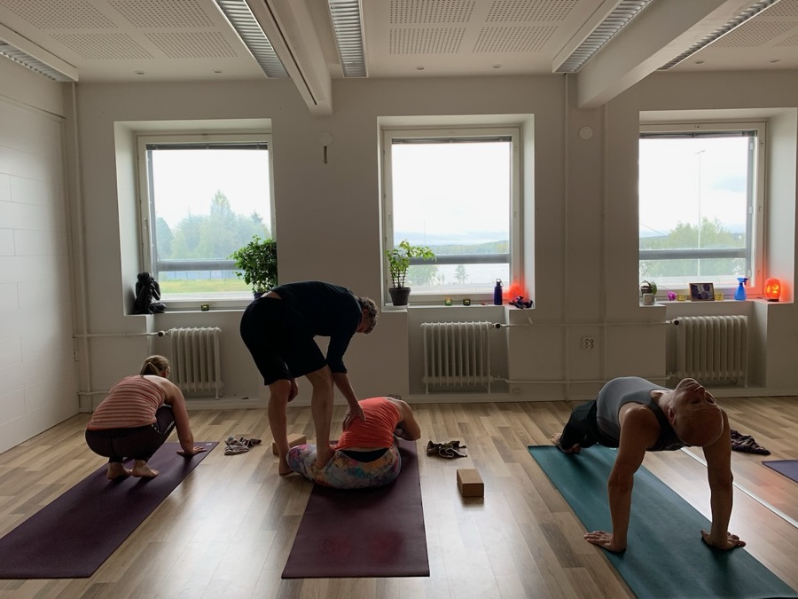 Mysore-harjoitus salilla — opettaja ohjaa harjoittelijaa yksilöllisesti